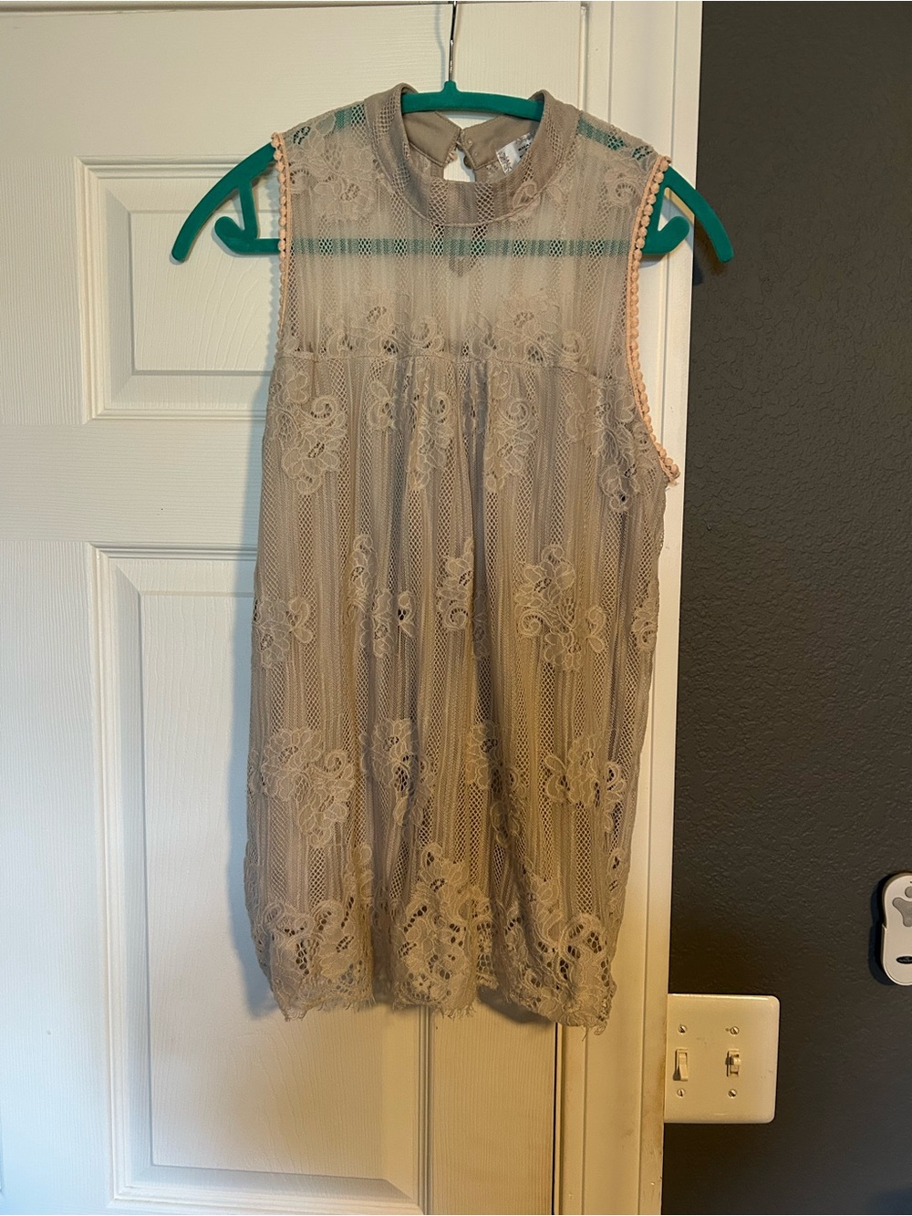 Lace Overlay Sleeveless Tank Top - Neutral Beige